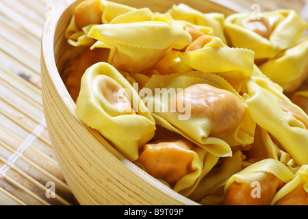 Preparate di fresco non cotti tortelli ripieni con carne di manzo all'interno Foto Stock