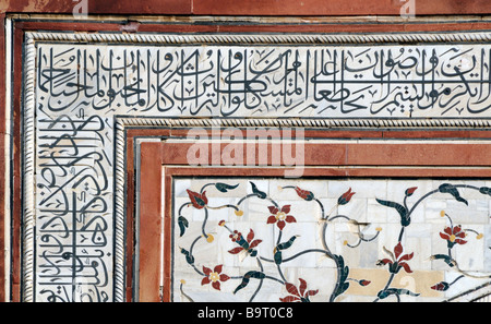 Il testo arabo e un pannello di semi pietre preziose intarsiato in marmo bianco. Taj Mahal, Agra, Uttar Pradesh, la Repubblica dell' India. Foto Stock