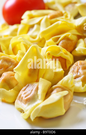 Preparate di fresco non cotti tortelli ripieni con carne di manzo all'interno Foto Stock