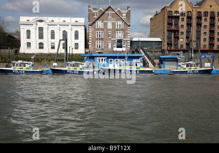 La Metropolitan Police barche sul Fiume Tamigi, Wapping, Londra Foto Stock