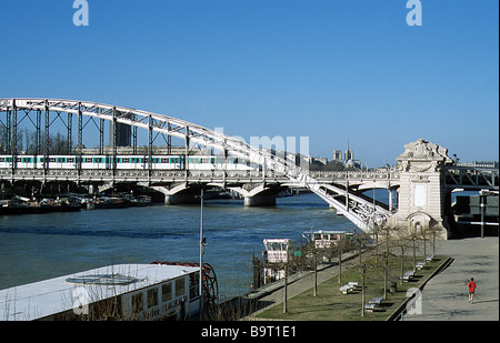 Vista generale di Viaduc d'Austerlitz, portando la linea 5 della metropolitana attraverso la Senna a Parigi. Foto Stock