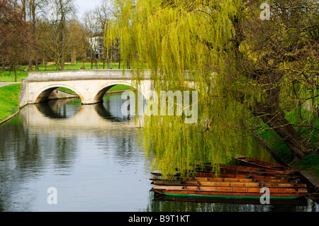 Trinità Bridge e il fiume Cam, Inghilterra Cambridge Regno Unito Foto Stock