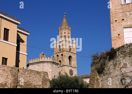 Italia, Abruzzo, Teramo, anfiteatro romano e cattedrale Foto Stock