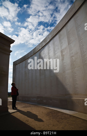Una donna ricerca i nomi iscritti sulle forze armate Memorial, Staffordshire Foto Stock