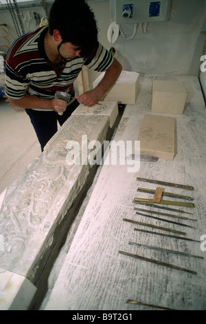 Italia, Abruzzo, Majella, Roccacasale, intaglio in pietra Foto Stock