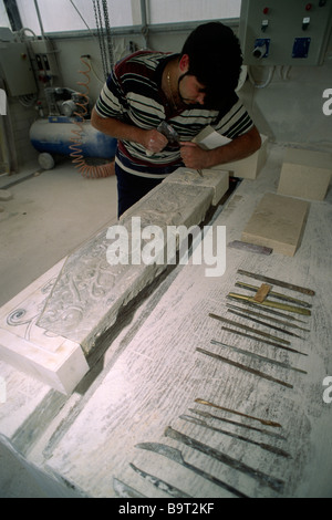 Italia, Abruzzo, Majella, Roccacasale, intaglio in pietra, scalpelli Foto Stock