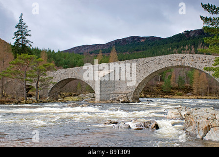 Invercauld ponte sopra il fiume Dee vicino a Balmoral in Royal Deeside Braemar in Scozia. SCO 2201 Foto Stock