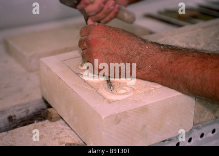 Italia, Abruzzo, Majella, Roccacasale, intaglio in pietra Foto Stock