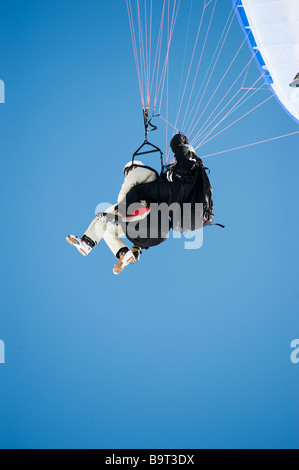 Parapendio in tandem sulle Alpi francesi Foto Stock