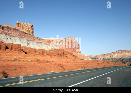 Vista del Castello dalla strada statale 24 a Capitol Reef National Park nello Utah Stati Uniti d'America Foto Stock