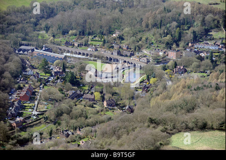 Vista aerea di Coalbrookdale in Telford Shropshire England Regno Unito mostra il viadotto ferroviario e forno superiore la piscina e il Museo del Ferro Foto Stock