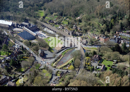 Vista aerea di Coalbrookdale in Telford Shropshire England Regno Unito mostra il viadotto ferroviario e forno superiore la piscina e il Museo del Ferro Foto Stock