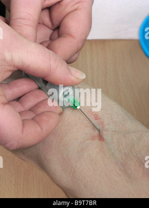 Donna con un esame di sangue prelevato Foto Stock