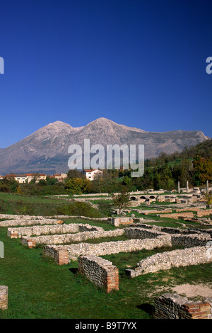 Italia, Abruzzo, rovine romane di Alba Fucens e Monte Velino Foto Stock