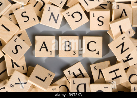 Scrabble pezzi con numerose e diverse lettere che compongono ABC Foto Stock