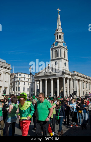 Una folla di persone presso il giorno di San Patrizio nel Festival in London, England Regno Unito 2009 Foto Stock