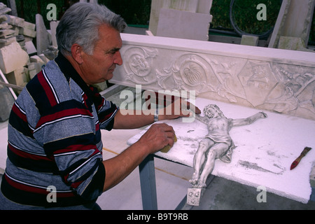 Italia, Abruzzo, Majella, Roccacasale, intaglio in pietra Foto Stock