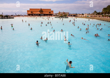 Un onda gigante che accoglie i visitatori al Siam Park Beach in Tenerife Foto Stock