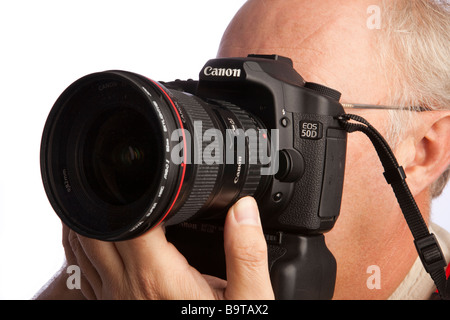 Uomo di fotografia utilizzando Canon 50d fotocamera reflex digitale Foto Stock