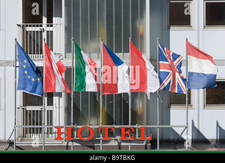 Hotel front con bandiere internazionali Foto Stock