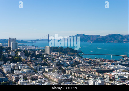 Vista verso il Fisherman's Wharf e il Golden Gate Bridge dalla cima della Torre Coit, Telegraph Hill, San Francisco, California Foto Stock