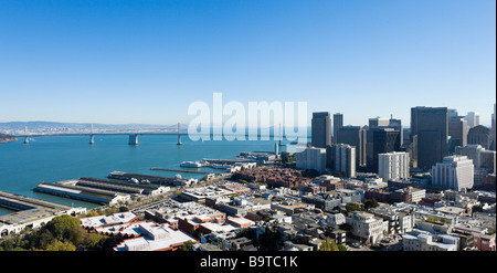 La Oakland Bay Bridge e il distretto finanziario dalla cima della Torre Coit onTelegraph Hill, San Francisco, California Foto Stock