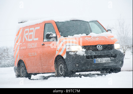 RAC royal automobile association van su una coperta di neve strada in inverno in Inghilterra Foto Stock