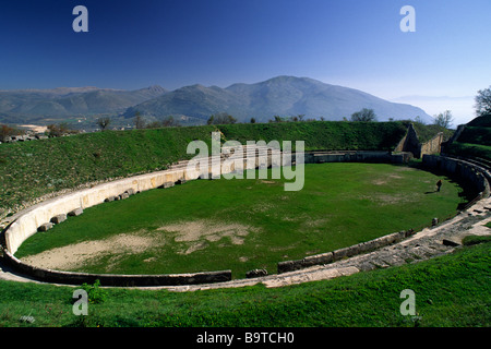 Italia, Abruzzo, Alba Fucens, rovine dell'anfiteatro romano Foto Stock