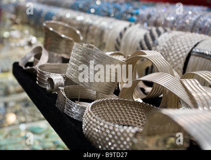 In argento e giada. Una vasta gamma di gioielli è disponibile nei negozi del Grand Bazaar. Grand Bazaaar, Istanbul, Turchia Foto Stock