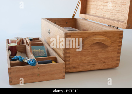 Una scatola di cucitura fatta di quercia rossa Foto Stock