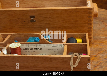 Una scatola di cucitura fatta di quercia rossa Foto Stock