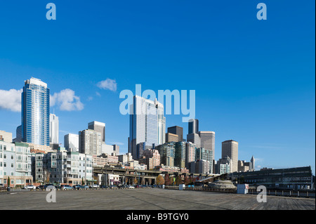 Skyline della città dal lungomare, Alaskan Way, Seattle, Washington, Stati Uniti d'America Foto Stock