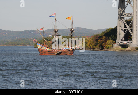 Una replica di Henry Hudson's ship mezza luna o dimezzare Maen sul fiume Hudson presso Bear Mountain. Foto Stock