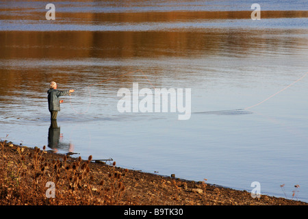 La pesca a mosca sul serbatoio di Arlington Berwick vicino a Polegate East Sussex Foto Stock