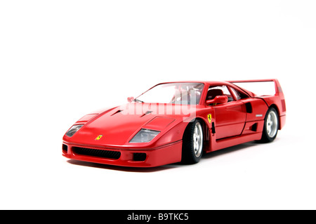 Replica in miniatura di un rosso Ferrari F40 modello monoposto realizzata dal modello del costruttore di automobili Bburago su sfondo bianco Foto Stock