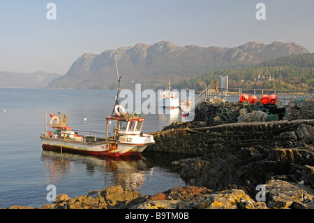 Il Molo al pittoresco villaggio di Plockton sul Loch Carron sul percorso costiero da Stromeferry a Kyle of Lochalsh SCO Foto Stock