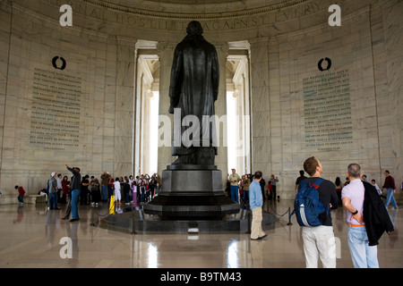 Visitatori presso la Thomas Jefferson Memorial, Washington DC Foto Stock