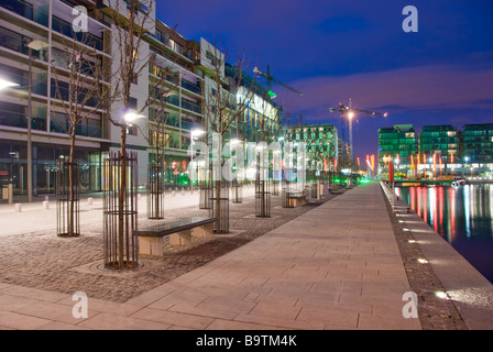 Durante le serate estive presso il Grand Canal Dock, Dublin Foto Stock