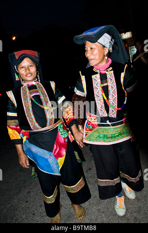 Colorato Yi ( noto come Lolo come bene ) le donne dal ramo di Alu. Foto Stock