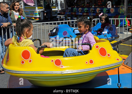 Bambini etnica su corse di Midway a Mardi Gras celebrazione nel Lago del Galles Centrale della Florida USA Foto Stock