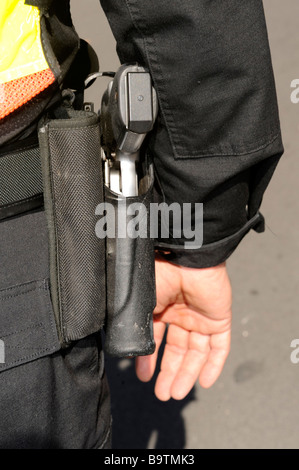 Funzionario di polizia indossando un arma per gestire la folla a Lago del Galles Mardi Gras celebrazione Central Florida negli Stati Uniti Foto Stock