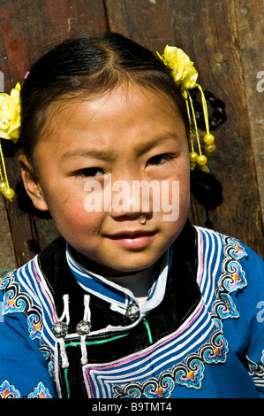 Un simpatico Hani / Akha ragazza vestita di un abito tradizionale. Foto Stock