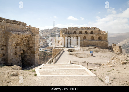 Kerak Castello, con la moderna città di Kerak in background, Giordania Foto Stock