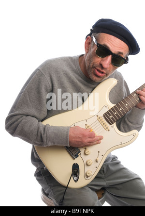 Invecchiamento baby boomer vecchio uomo anziano musicista suonando la chitarra francese beret hat Foto Stock