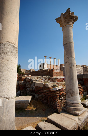 Le colonne in marmo resto sul rotto muri della chiesa di St John Selcuk Turchia Foto Stock