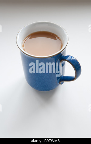 La tazza di tè contro uno sfondo bianco Foto Stock