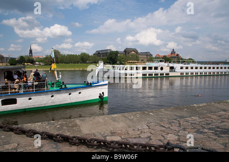 Elba a Dresda Anlegestelle der Weißen Flotte Schaufelraddampfer Dresden Sachsen Deutschland Dresden ruota a palette sistema di cottura a vapore su R Foto Stock