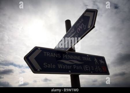 Trans pennine segnavia in corrispondenza di un cancello sul trans pennine trail vicino Chorlton, Manchster, UK. Foto Stock