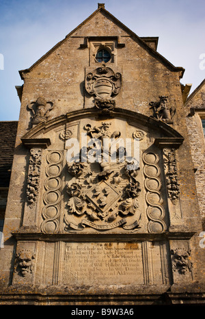 Decorazione ornati oltre l'ingresso alla gli ospizi di carità e di vecchia scuola risalente al XVII secolo Foto Stock