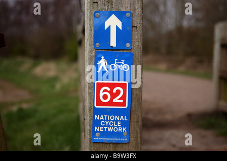 Trans pennine segnavia in corrispondenza di un cancello sul trans pennine trail vicino Chorlton, Manchster, UK. Foto Stock